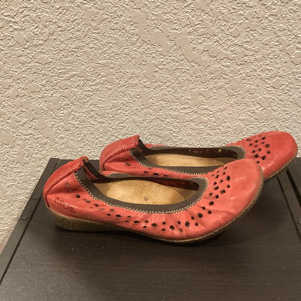 Taos 36 5 1/2 stretchy flats red